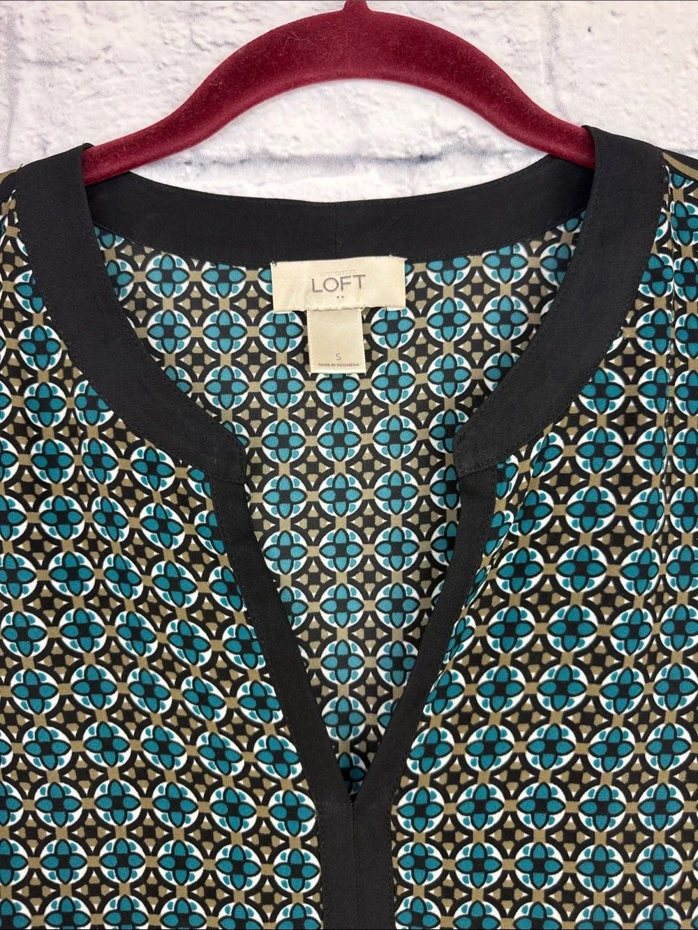 Loft Patterned Shell Tank V Neck Size Small - Picture 2 of 3